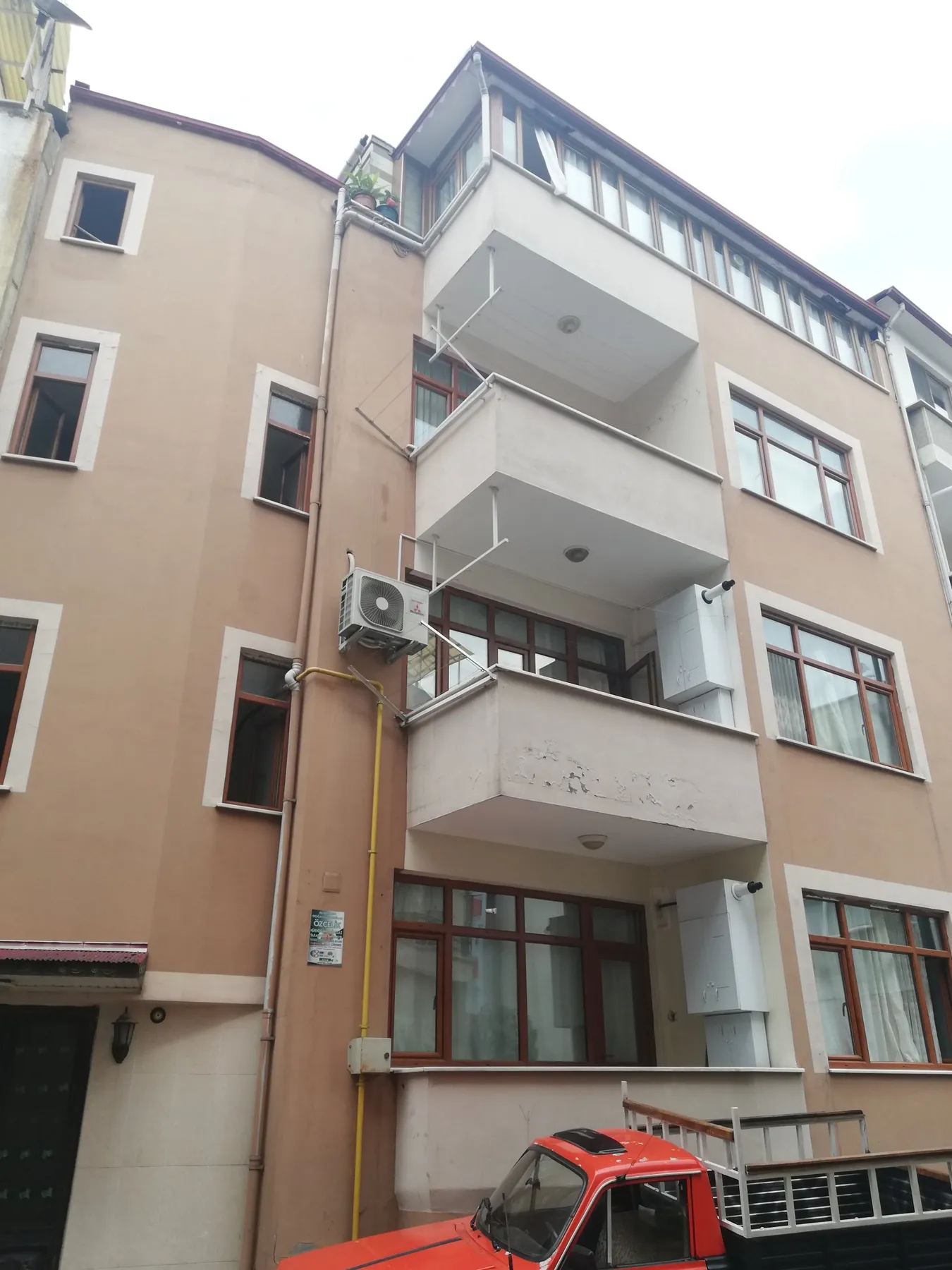 TRABZON / ORTAHİSAR AYASOFYA Mah .de TEMİZ MASRAFSIZ 3+1 155 M2 KENDİNE AİT BAHÇELİ SATILIK DAİRE — görsel 2