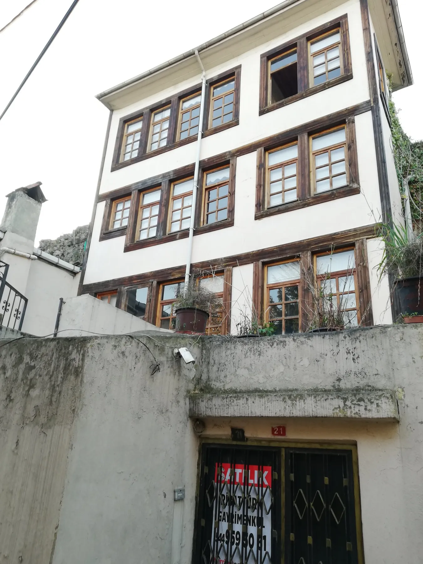 TRABZON ORTAHİSAR da VARLIBAŞ / BÜYÜKŞEHİR BELEDİYE YANINDA SATILIK TARİHİ 4 KATLI BAHÇELİ KÖŞK , HERYER YIKILACAK BU KÖŞK KALACAK