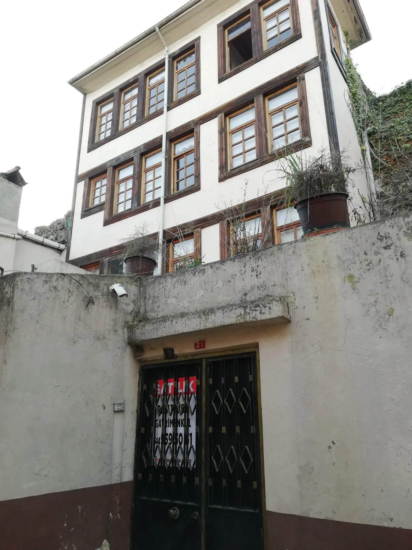 TRABZON ORTAHİSAR da VARLIBAŞ / BÜYÜKŞEHİR BELEDİYE YANINDA SATILIK TARİHİ 4 KATLI BAHÇELİ KÖŞK , HERYER YIKILACAK BU KÖŞK KALACAK — görsel 2