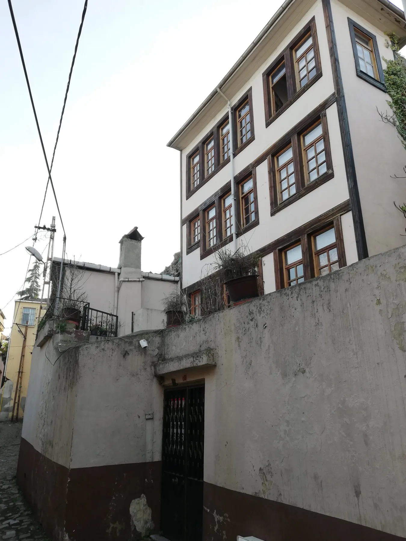 TRABZON ORTAHİSAR da VARLIBAŞ / BÜYÜKŞEHİR BELEDİYE YANINDA SATILIK TARİHİ 4 KATLI BAHÇELİ KÖŞK , HERYER YIKILACAK BU KÖŞK KALACAK — görsel 3