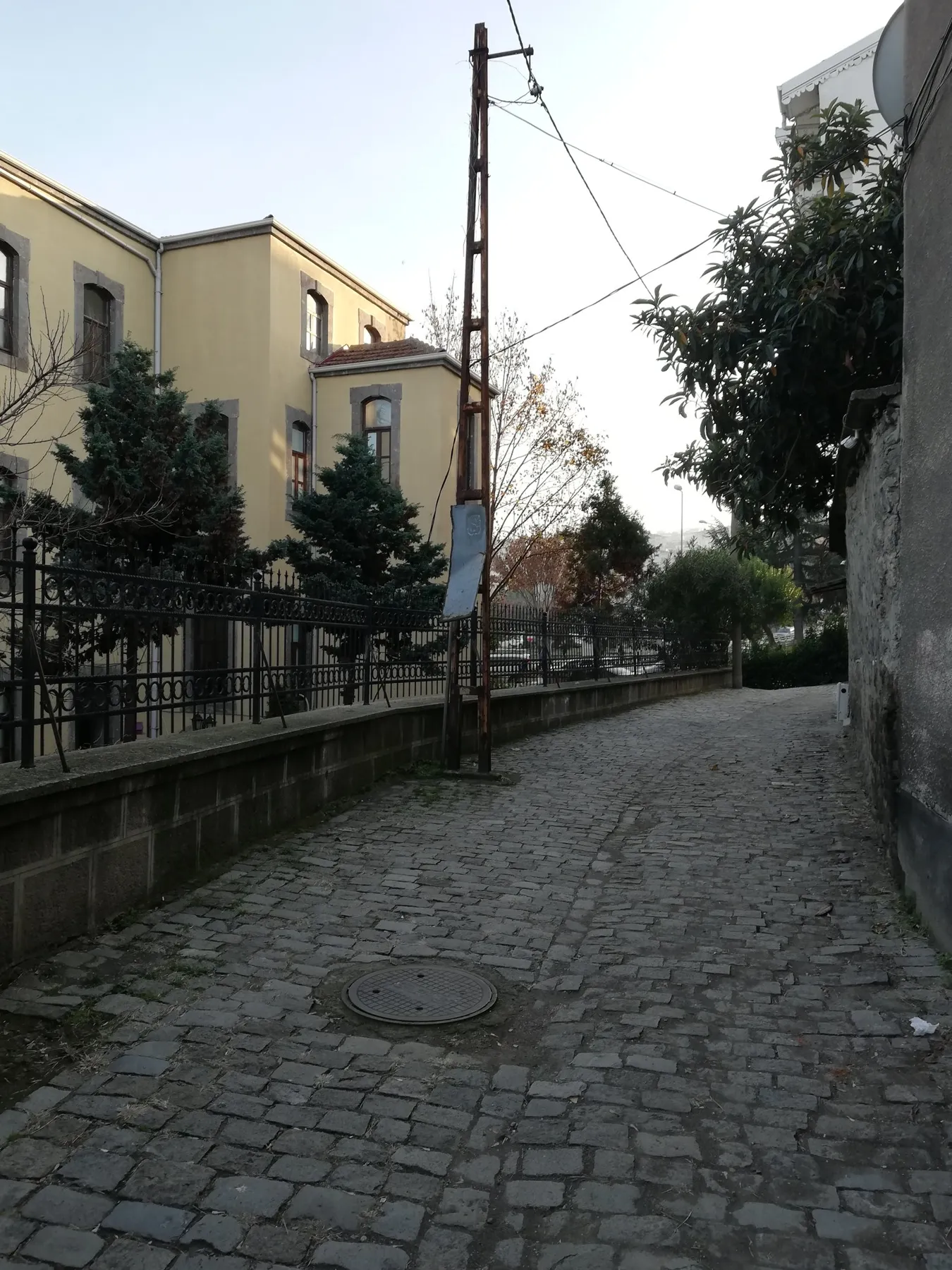 TRABZON ORTAHİSAR da VARLIBAŞ / BÜYÜKŞEHİR BELEDİYE YANINDA SATILIK TARİHİ 4 KATLI BAHÇELİ KÖŞK , HERYER YIKILACAK BU KÖŞK KALACAK — görsel 6