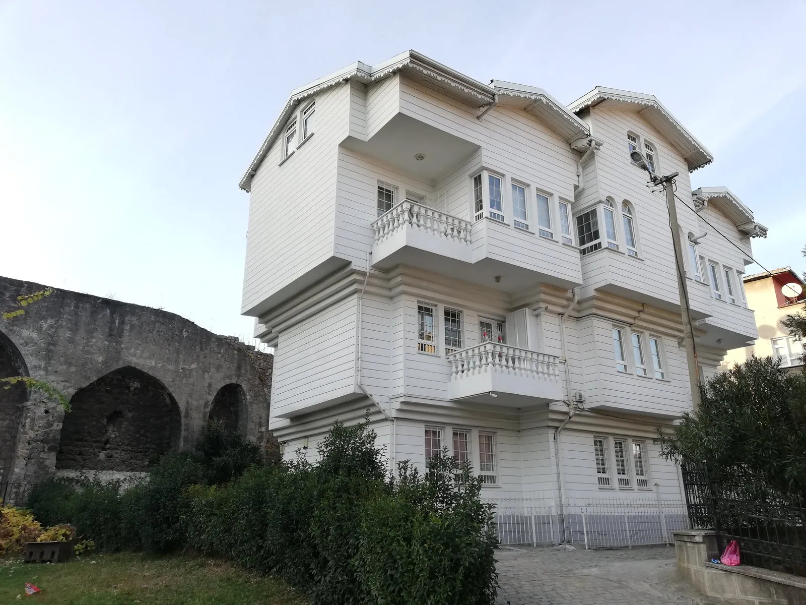 TRABZON ORTAHİSAR da VARLIBAŞ / BÜYÜKŞEHİR BELEDİYE YANINDA SATILIK TARİHİ 4 KATLI BAHÇELİ KÖŞK , HERYER YIKILACAK BU KÖŞK KALACAK — görsel 7