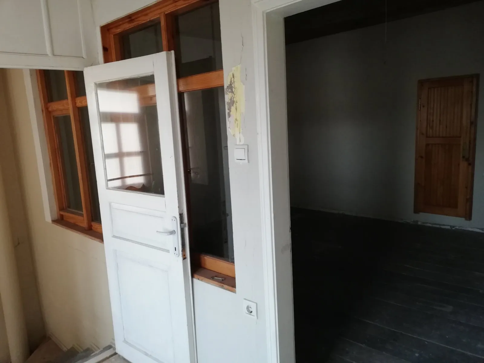 TRABZON ORTAHİSAR da VARLIBAŞ / BÜYÜKŞEHİR BELEDİYE YANINDA SATILIK TARİHİ 4 KATLI BAHÇELİ KÖŞK , HERYER YIKILACAK BU KÖŞK KALACAK — görsel 5