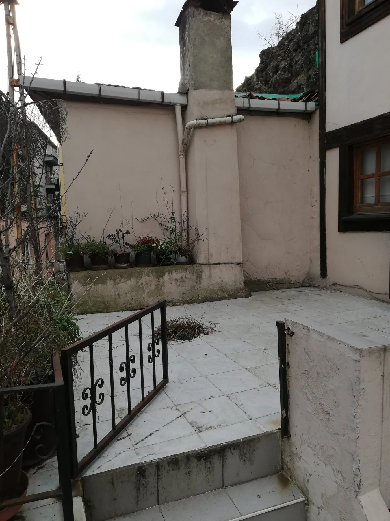 TRABZON ORTAHİSAR da VARLIBAŞ / BÜYÜKŞEHİR BELEDİYE YANINDA SATILIK TARİHİ 4 KATLI BAHÇELİ KÖŞK , HERYER YIKILACAK BU KÖŞK KALACAK — görsel 24