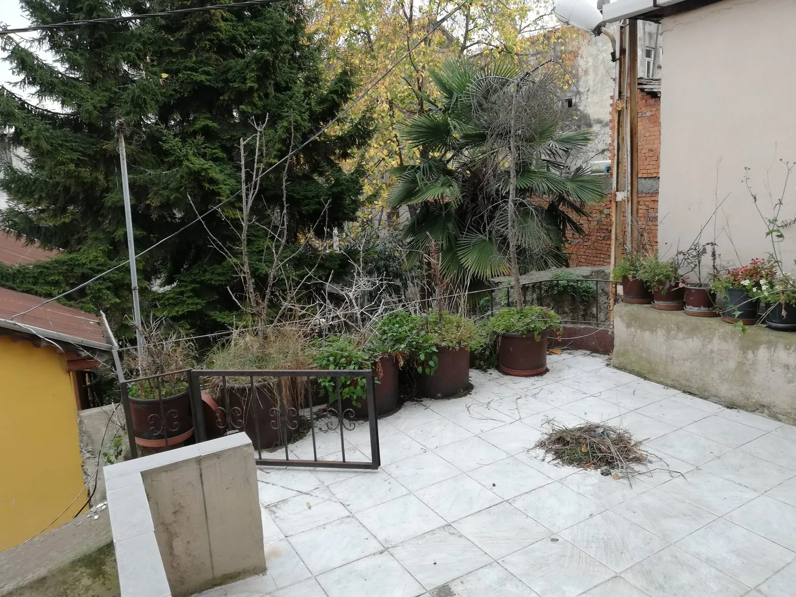 TRABZON ORTAHİSAR da VARLIBAŞ / BÜYÜKŞEHİR BELEDİYE YANINDA SATILIK TARİHİ 4 KATLI BAHÇELİ KÖŞK , HERYER YIKILACAK BU KÖŞK KALACAK — görsel 29