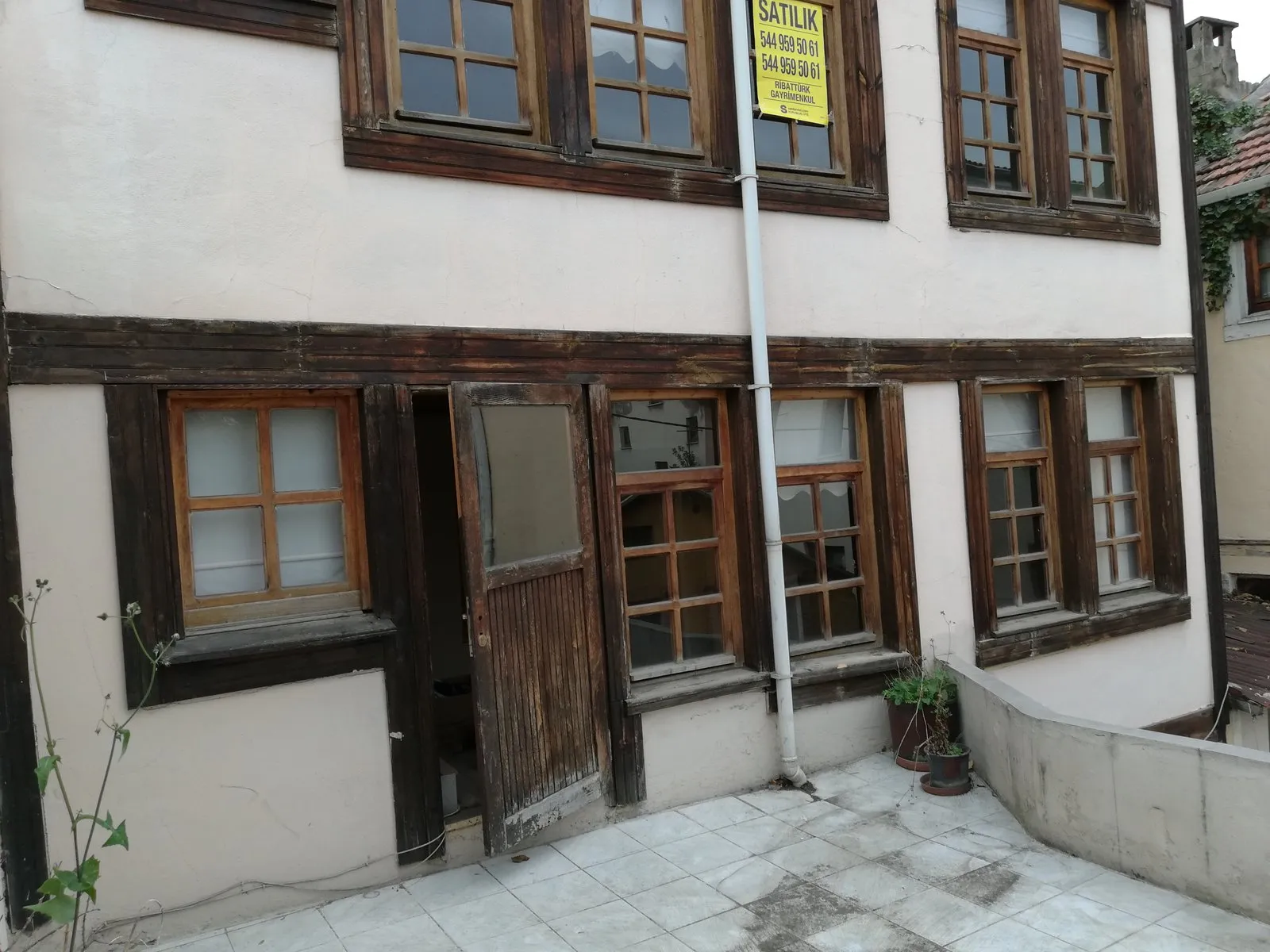 TRABZON ORTAHİSAR da VARLIBAŞ / BÜYÜKŞEHİR BELEDİYE YANINDA SATILIK TARİHİ 4 KATLI BAHÇELİ KÖŞK , HERYER YIKILACAK BU KÖŞK KALACAK — görsel 31